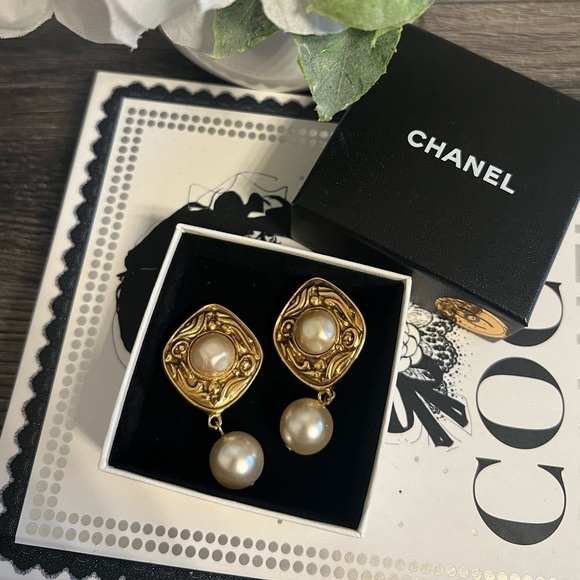 CHANEL Gold Faux Pearl Dangle Clip On Earrings - Picture 10 of 10
